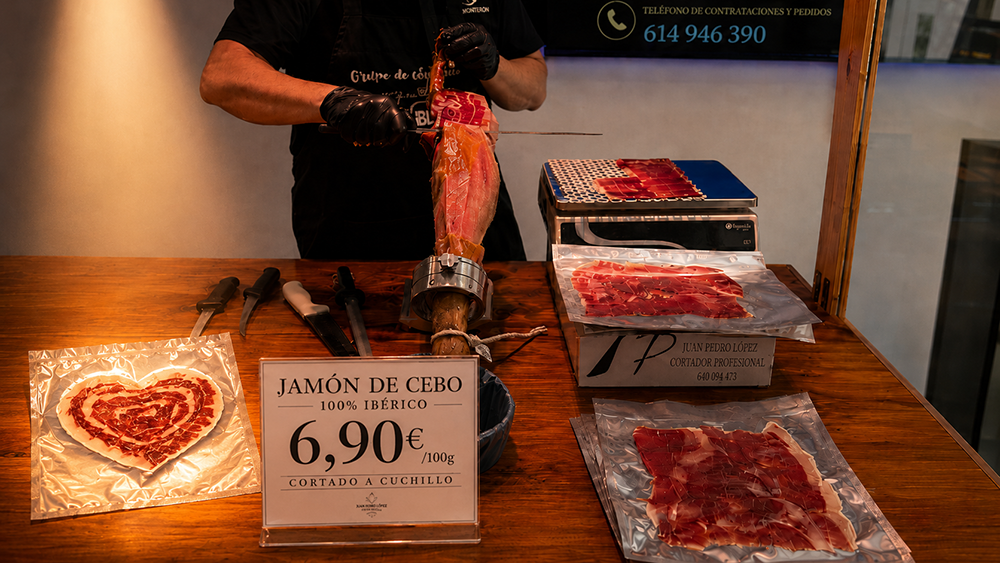Ibéricos y jamón al corte a cuchillo